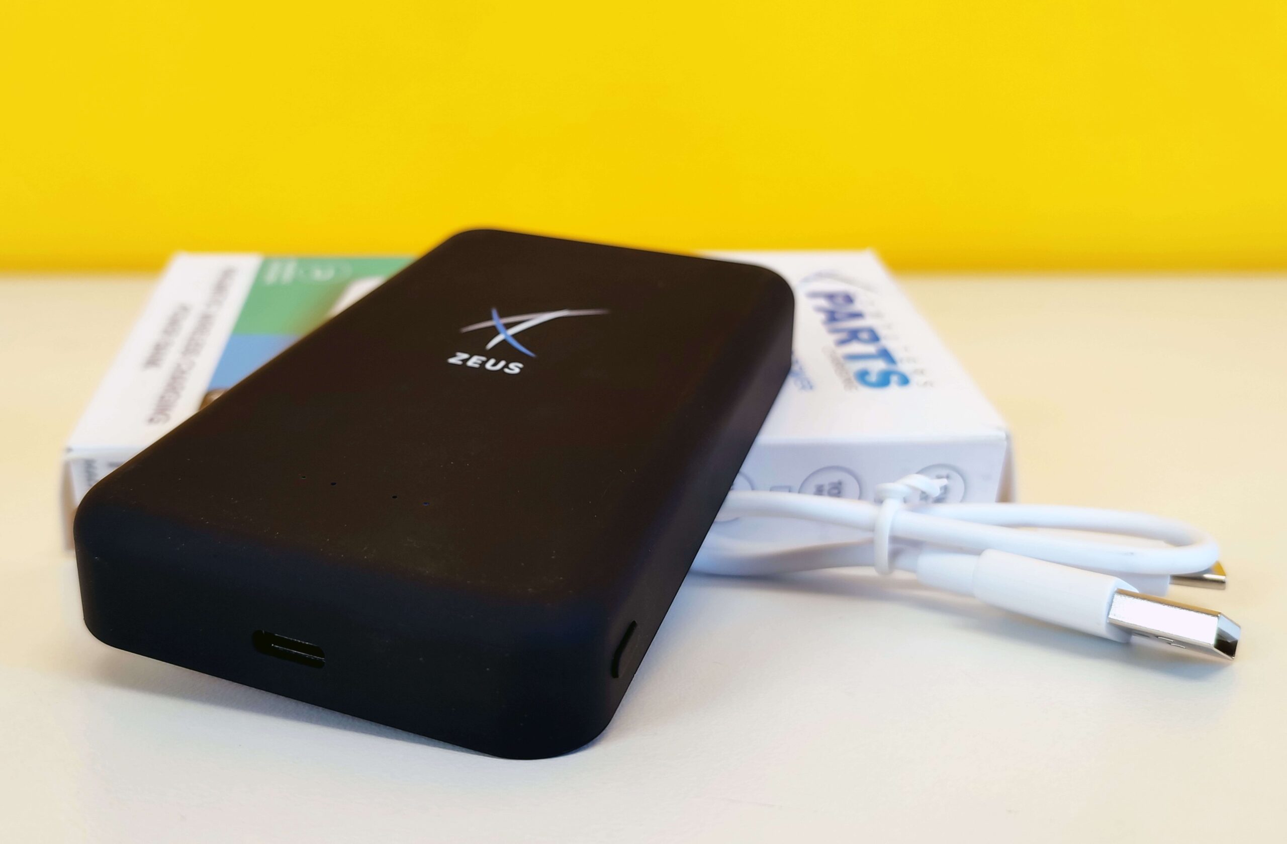 Zeus Power Bank MagSafe 10.000 mAh Ricarica Wireless Qualcomm Quick Charge 3.0 Compatibile con Iphone Samsung Xiaomi Huawei Zeus Power Bank MagSafe 10.000 mAh Ricarica Wireless Qualcomm Quick Charge 3.0 Compatibile con Iphone Samsung Xiaomi Huawei